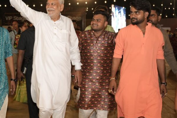 ‘મા નવરાત્રી’માં શ્રી પુરુષોત્તમ રૂપાલાના ગરબા ગાનથી ઝૂમી ઉઠ્યા ખેલૈયાઓ